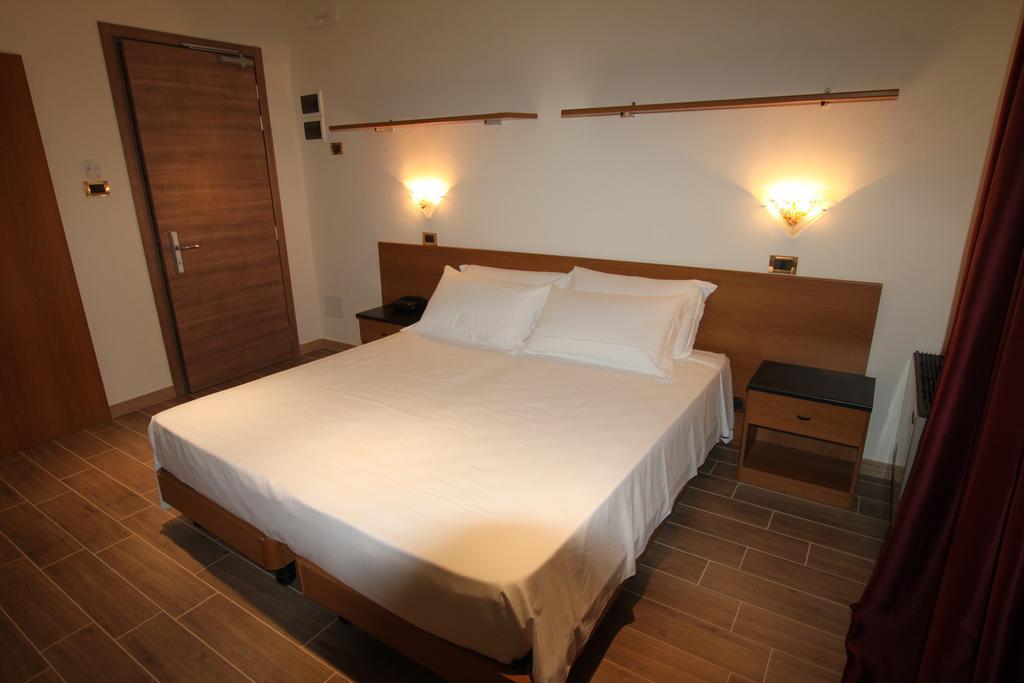 Street Hotel Comacchio Zimmer foto